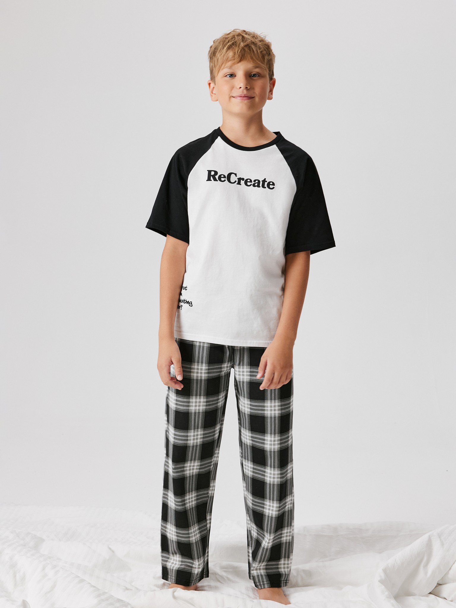 20114280043 Набор для мальчиков((1)футболка и (2)брюки) Hendriks разноцветный